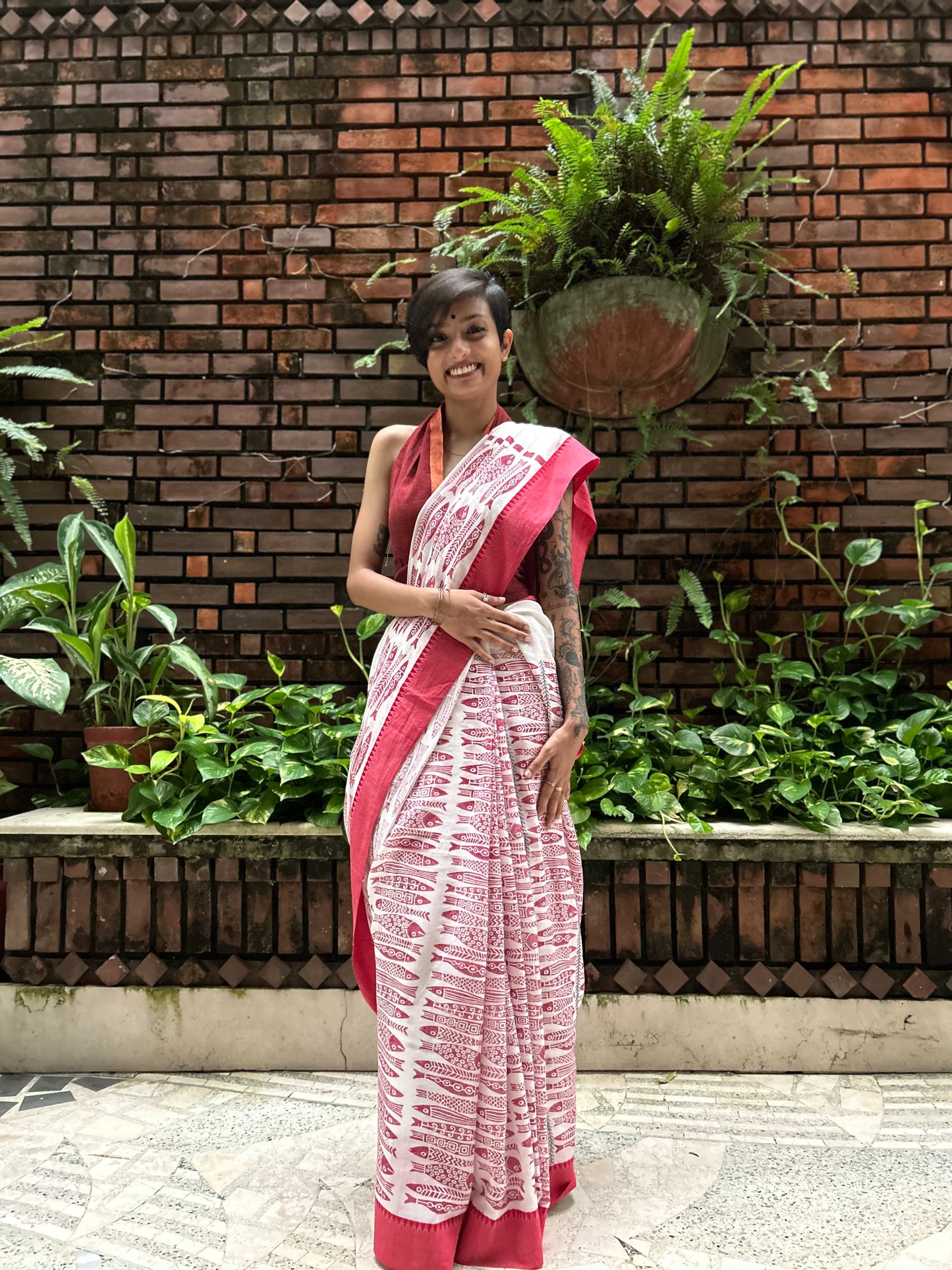 laal shada jhaank-parshey saree