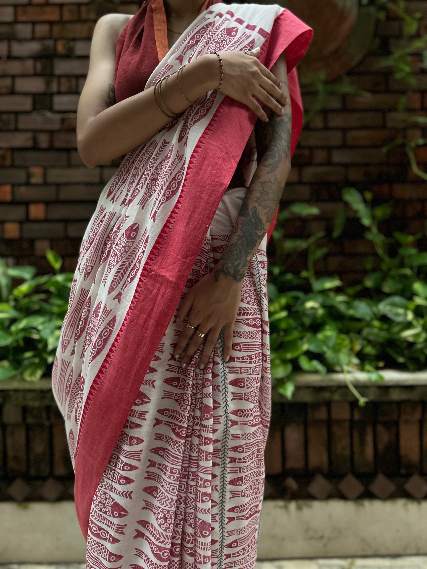 laal shada jhaank-parshey saree