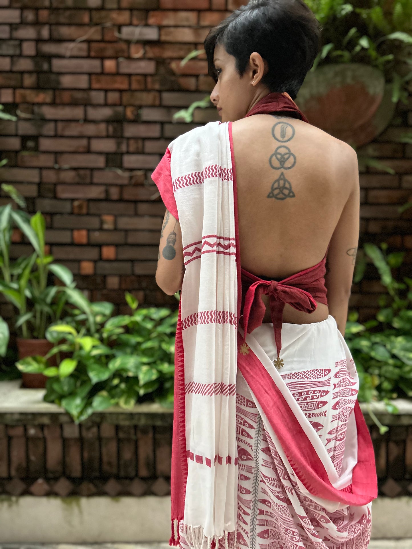 laal shada jhaank-parshey saree