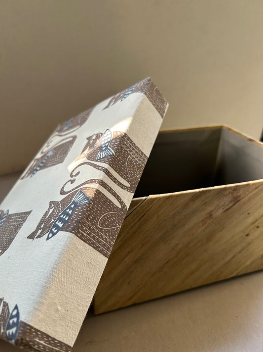 cat-fish brown gift box - medium