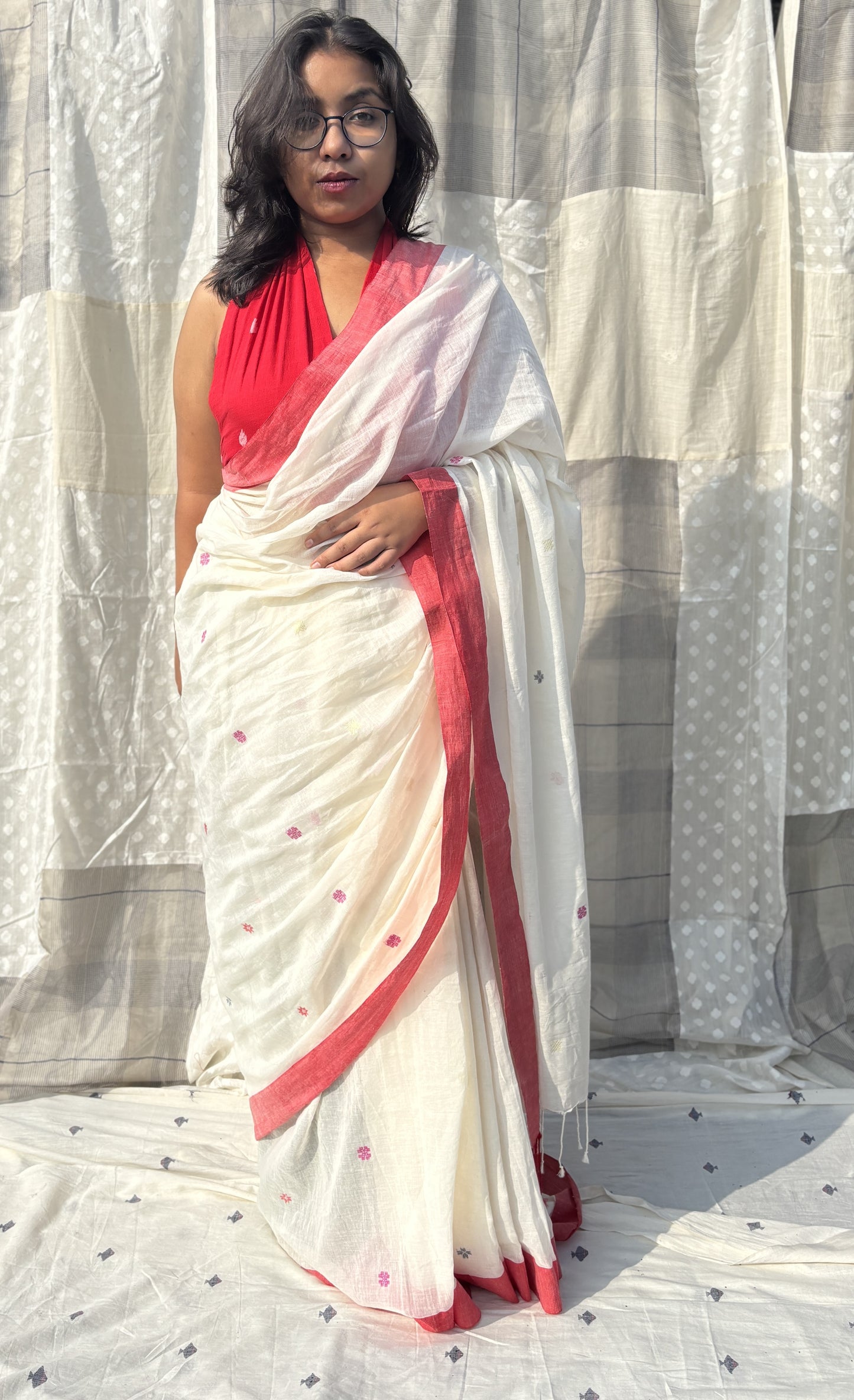 laal paar shada saree