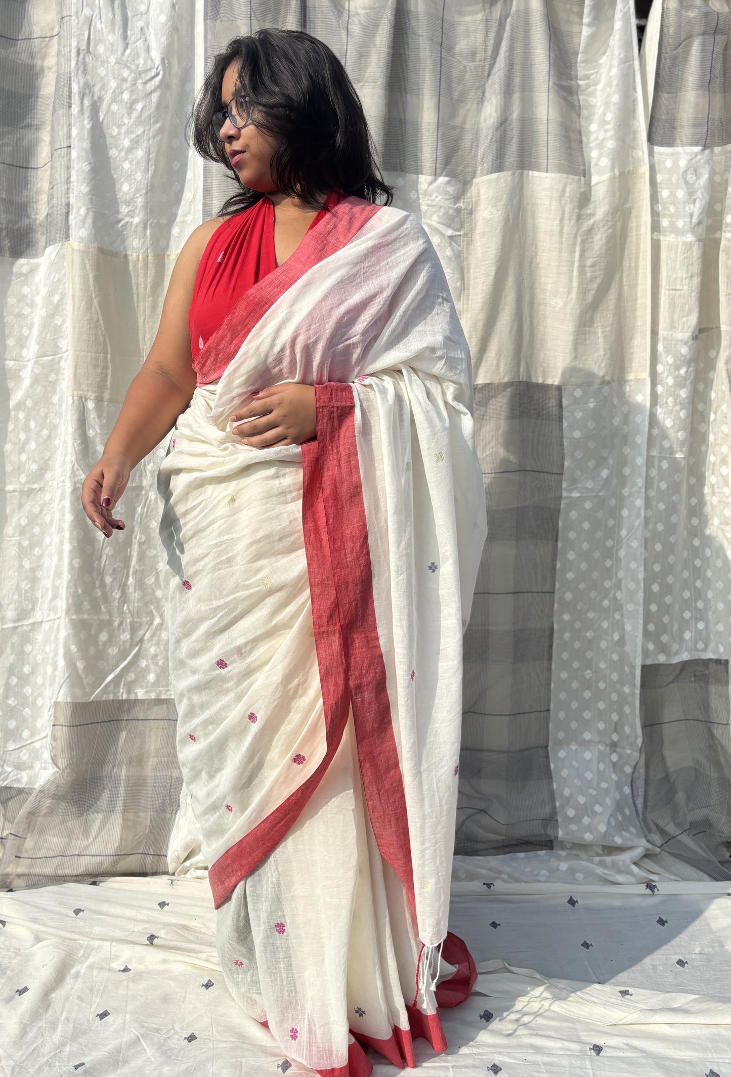 laal paar shada saree