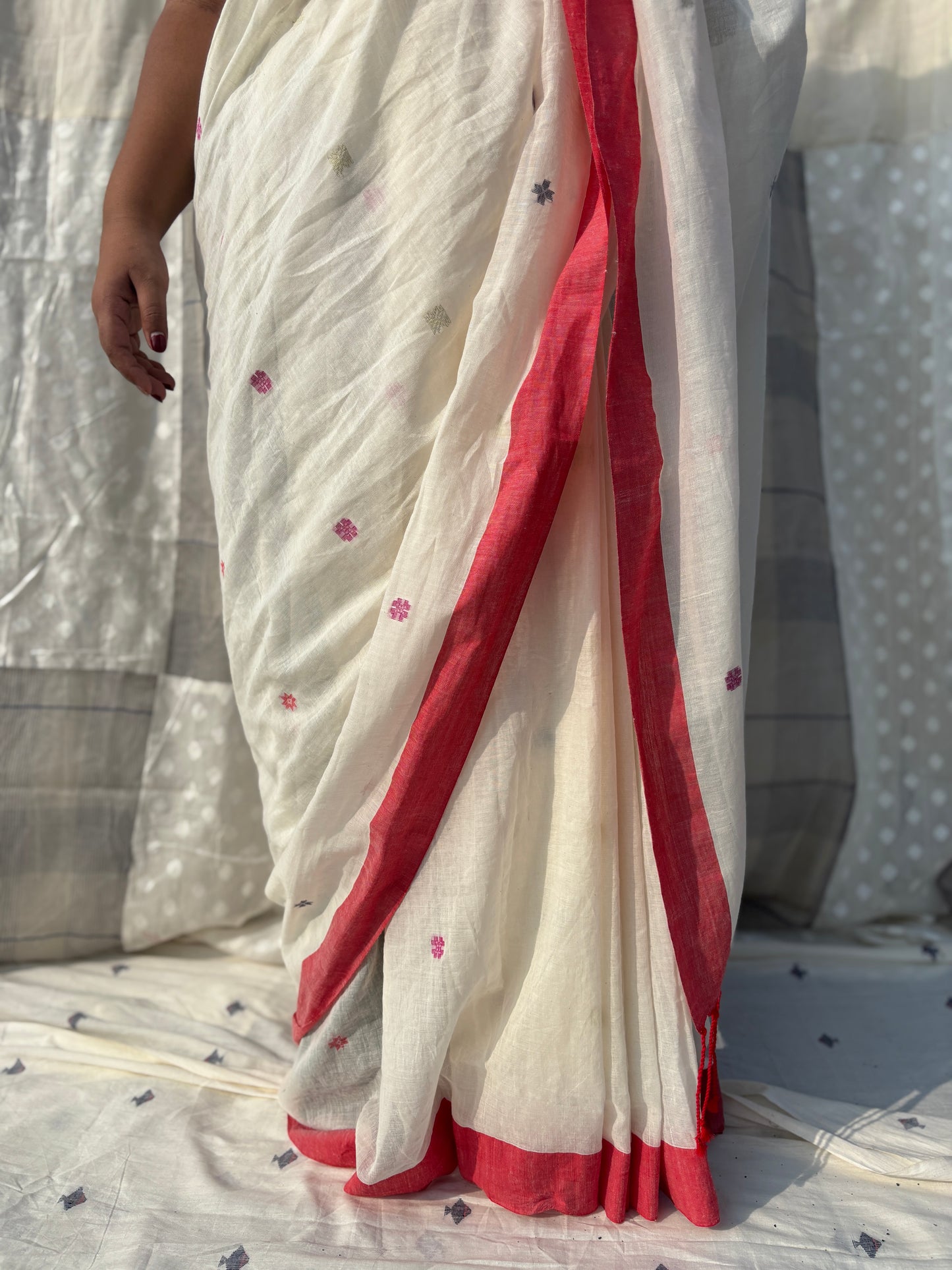 laal paar shada saree